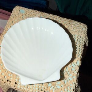White Shell-Shaped Dish